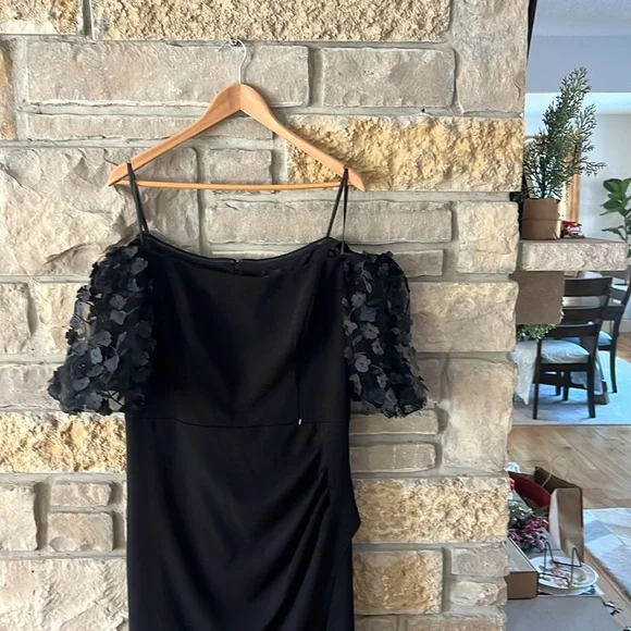 Xscape "MELANIE" 3D FLORAL SLEEVE SCUBA CREPE GOWN Black Size 16 - Picture 6 of 16